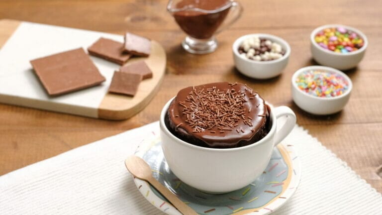 Bolo de chocolate rápido de micro-ondas, fica pronto em poucos minutos