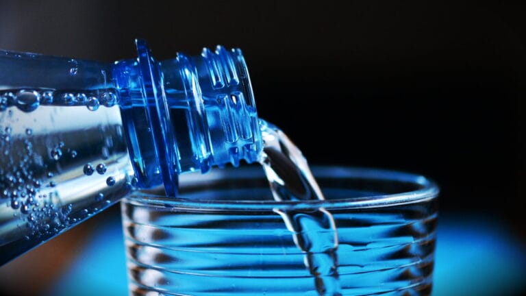 Água alcalina com PH elevado: como fazer e benefícios para saúde