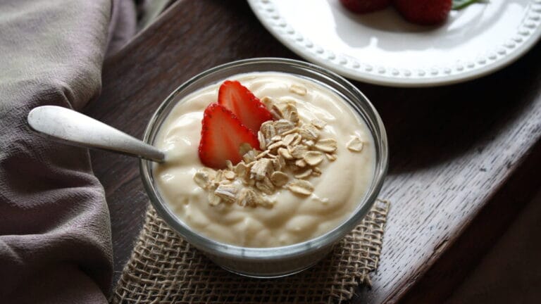 Deixe seu café da manhã mais saboroso com o iogurte de morango