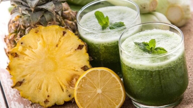 Suco para aliviar ressaca: aposte no poder do abacaxi, couve e hortelã