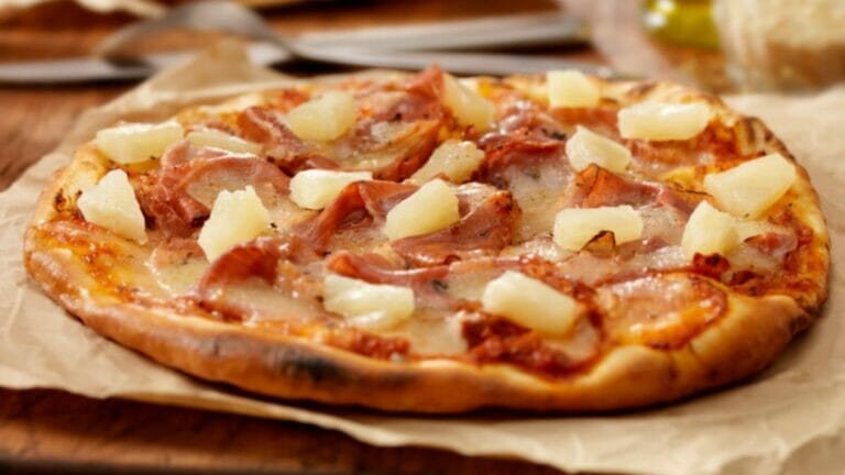 Pizza de Panceta Defumada, Brie e Chutney de Abacaxi: Uma Combinação Surpreendente de Sabores