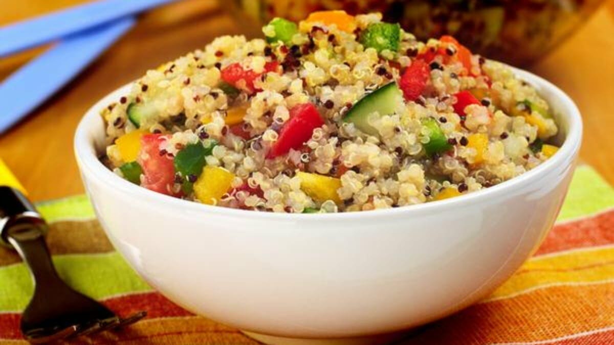 Salada de Quinoa Deliciosamente Leve e Muito Refrescante