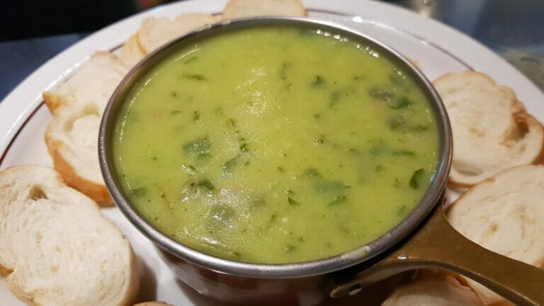 Caldo Verde: Uma Sopa Portuguesa Clássica e Reconfortante