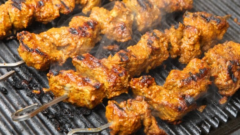 Kebab de cordeiro: um prato árabe delicioso e fácil de fazer