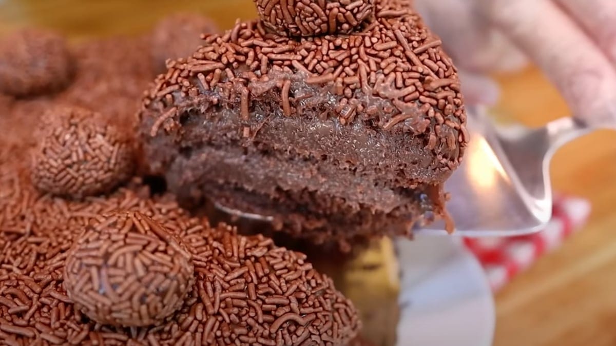O Irresistível Bolo de Brigadeiro Gelado - Uma Explosão de Chocolate!